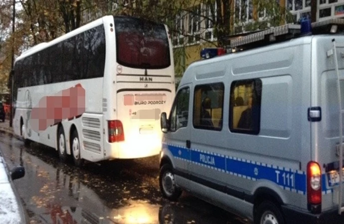 {Policjanci zatrzymali kierowcę autokaru, który mimo spożytego alkoholu chciał zawieźć dzieci z Olsztyna do Warszawy.}