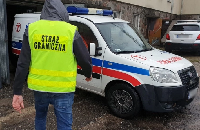 Do sądu trafił akt oskarżenia przeciwko mężczyźnie, który udając ratownika medycznego przewoził przemycane papierosy.